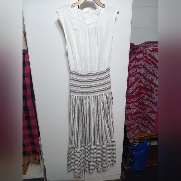 Elegant White and Brown Striped Dress - Picture 8 of 8